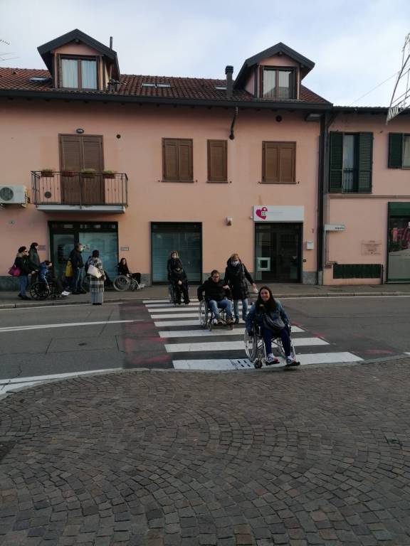 Ad Uboldo sindaco e assessori in sedia a rotelle dalla chiesa al Municipio