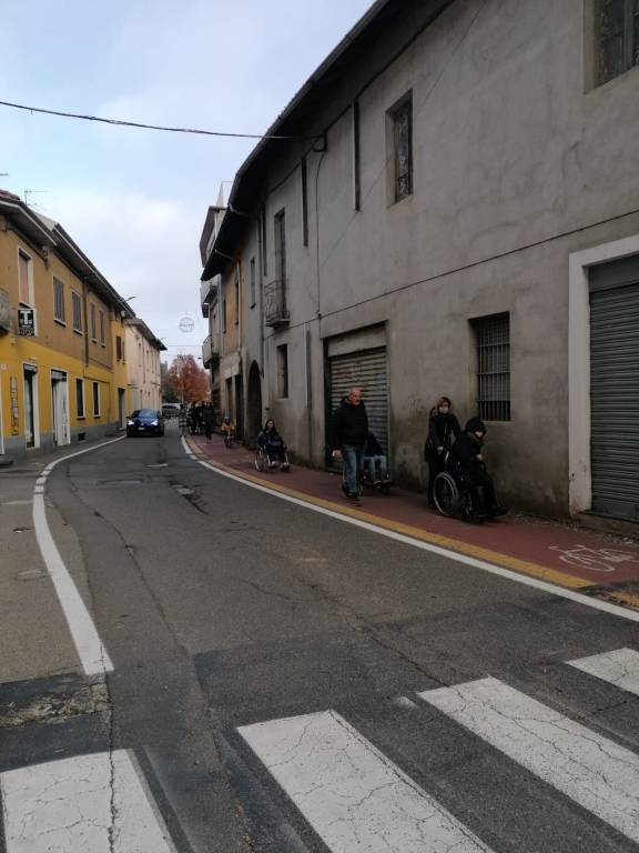 Ad Uboldo sindaco e assessori in sedia a rotelle dalla chiesa al Municipio