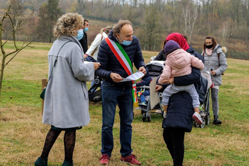 Al parco degli Aironi di Gerenzano un nuovo albero in onore dei bimbi nati nel 2020