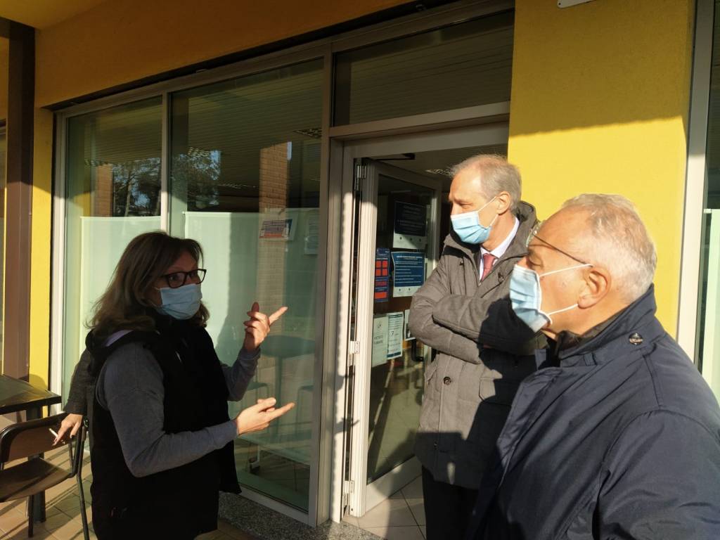 Al Quartiere Matteotti di Saronno incontro tra commercianti e sindaco e assessore