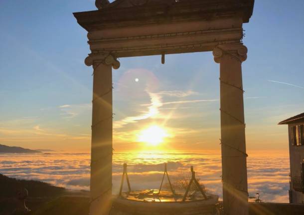 Il Sacro Monte avvolto da un mare di nubi