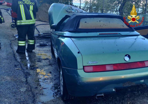 auto in fiamme a brezzo di bedero