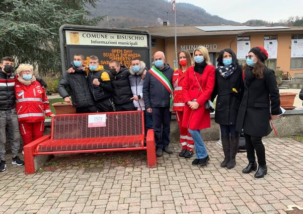 Bisuschio - Inaugurata la panchina rossa contro la violenza sulle donne