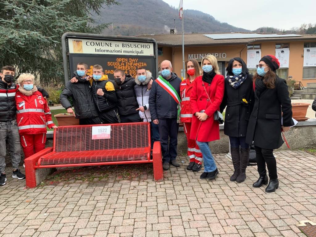 Bisuschio - Inaugurata la panchina rossa contro la violenza sulle donne