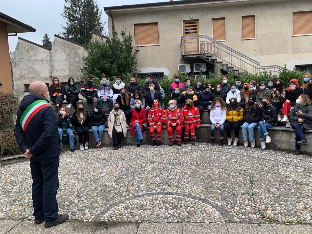 Bisuschio - Inaugurata la panchina rossa contro la violenza sulle donne