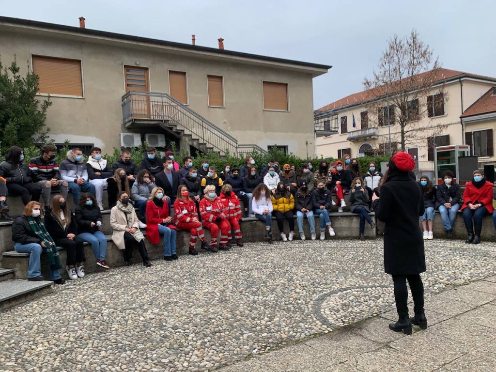 Bisuschio - Inaugurata la panchina rossa contro la violenza sulle donne