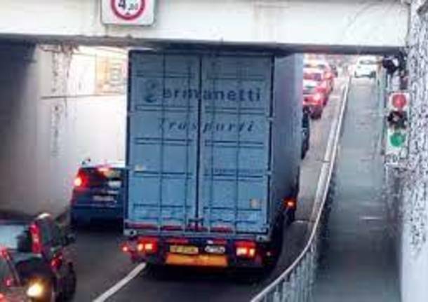 camion incastrato sotto il ponte