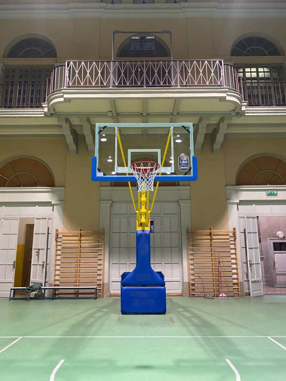 I \"canestri della Stella\" montati nella palestra di via XXV Aprile