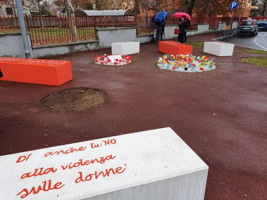 Cinque nuove panchine rosse a Dairago