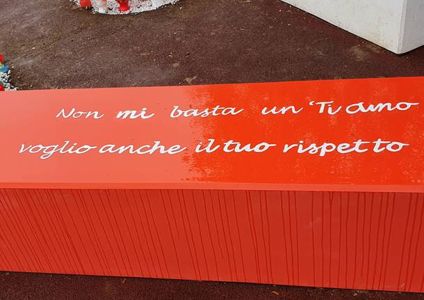 Cinque nuove panchine rosse a Dairago per dire “no” alla violenza contro le donne