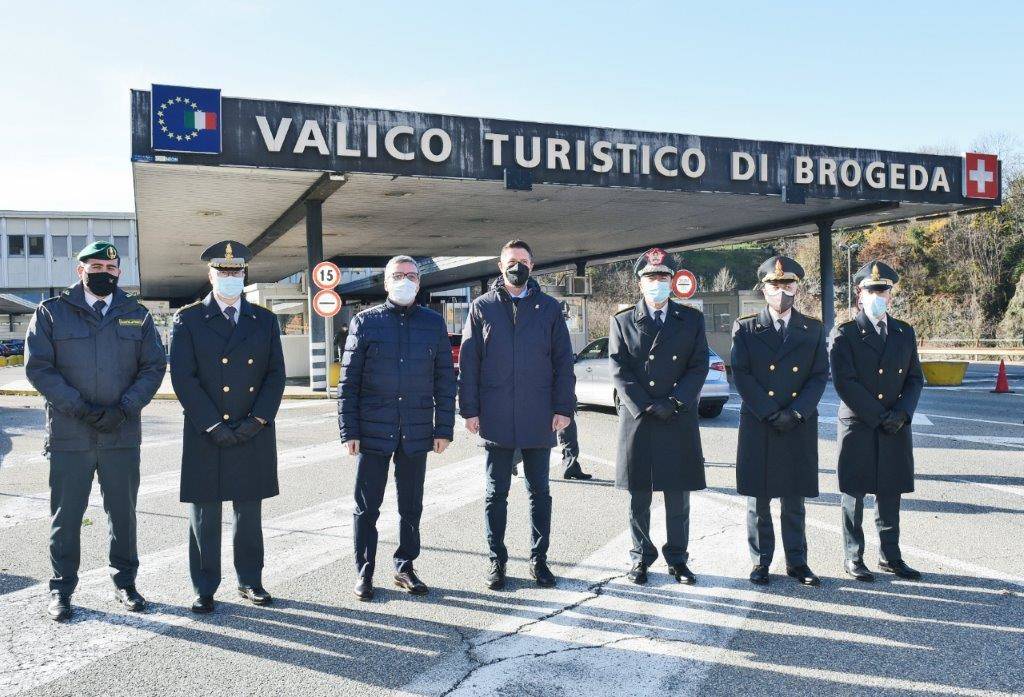 Como - Il sottosegretario di Stato Molteni visita la Guardia di Finanza di Ponte Chiasso