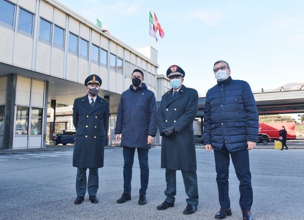 Como - Il sottosegretario di Stato Molteni visita la Guardia di Finanza di Ponte Chiasso