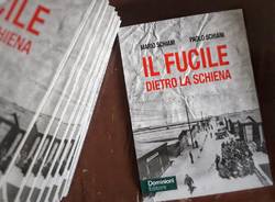 il fucile dietro la schiena
