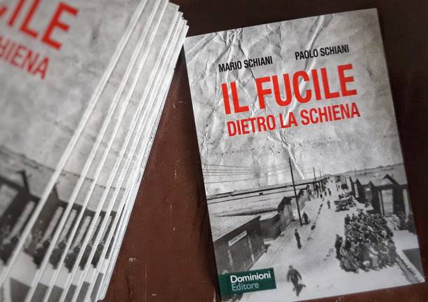 il fucile dietro la schiena