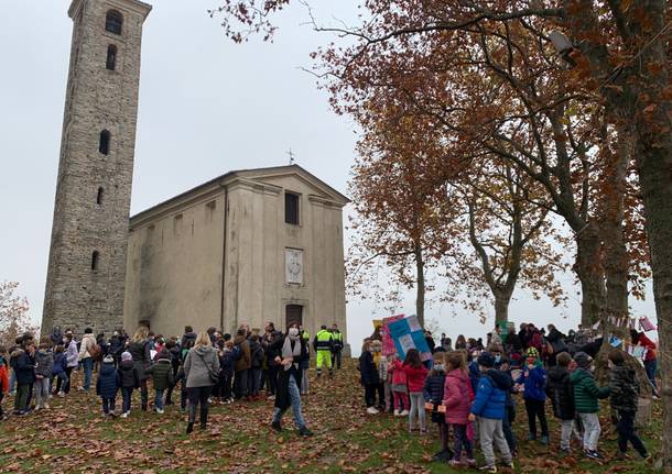 Gli alunni di Casciago e Morosolo in marcia per i diritti dei più piccoli