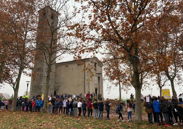 Gli alunni di Casciago e Morosolo in marcia per i diritti dei più piccoli