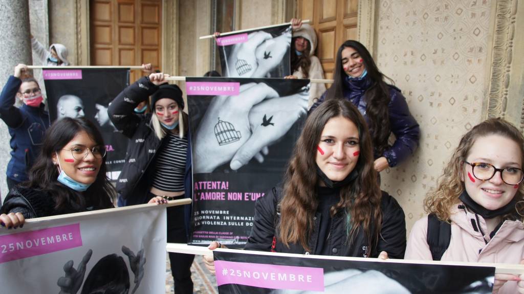 Gli studenti del Riva protagonisti di una campagna contro la violenza di genere