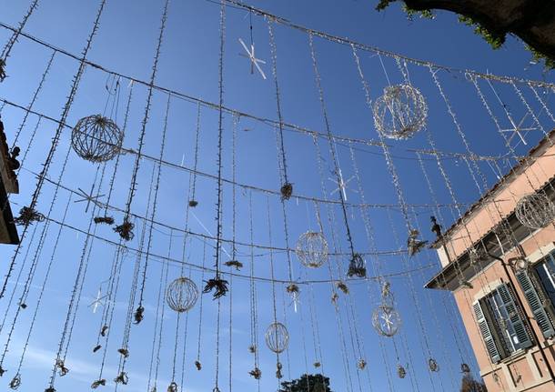 Grandi preparativi per le lucine dei giardini Estensi di Varese