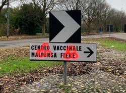 I no vax imbrattano i cartelli dell'hub vaccinale di Malpensafiere