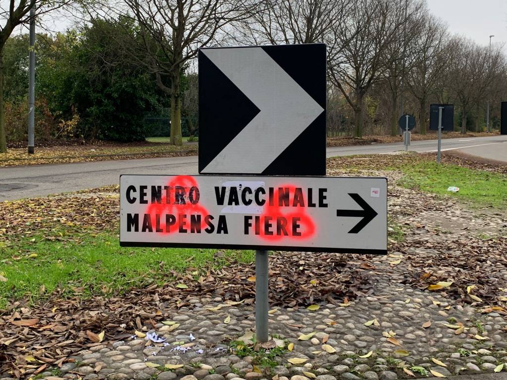 I no vax imbrattano i cartelli dell'hub vaccinale di Malpensafiere