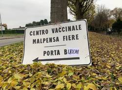 I no vax imbrattano i cartelli dell'hub vaccinale di Malpensafiere