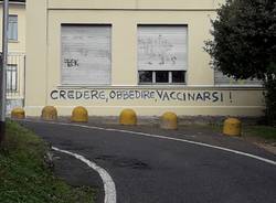 I No vax imbrattano Varese