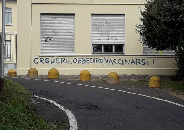 I No vax imbrattano Varese