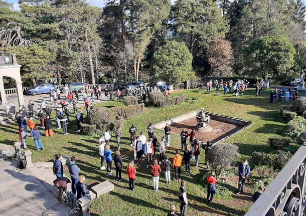 I ragazzi delle scuole di Casciago celebrano la Giornata Internazionale contro la violenza sulle donne