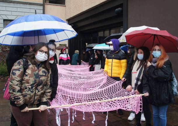 "Il 25 novembre è ogni giorno". A Saronno studenti in corteo contro la violenza di genere