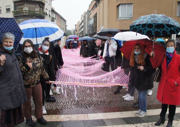 "Il 25 novembre è ogni giorno". A Saronno studenti in corteo contro la violenza di genere