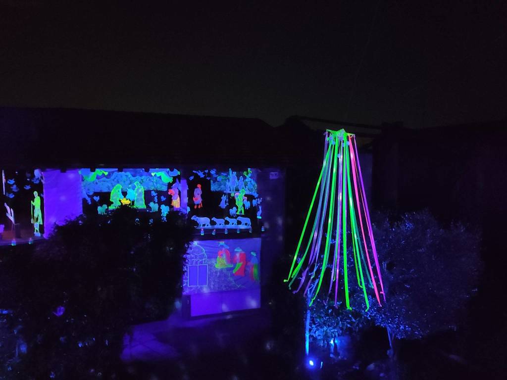 Il presepe illuminato di Sesona risplende aspettando il Natale