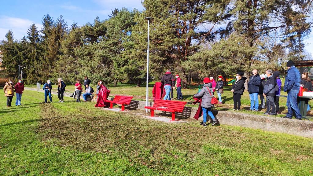 Inaugurate due panchine rosse al Parco Berrini di Ternate