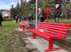 Inaugurate due panchine rosse al Parco Berrini di Ternate