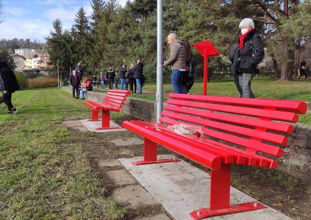 Inaugurate due panchine rosse al Parco Berrini di Ternate