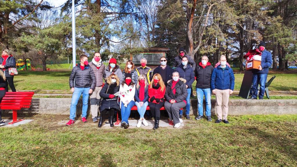 Inaugurate due panchine rosse al Parco Berrini di Ternate