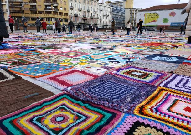 La coperta di viva Vittoria Varese copre piazza Repubblica