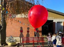 la panchina rossa dipinta dai bambini della scuola di Cazzago