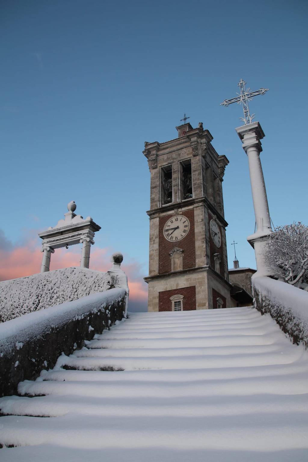 la scala innevata al Sacro Monte di Varese