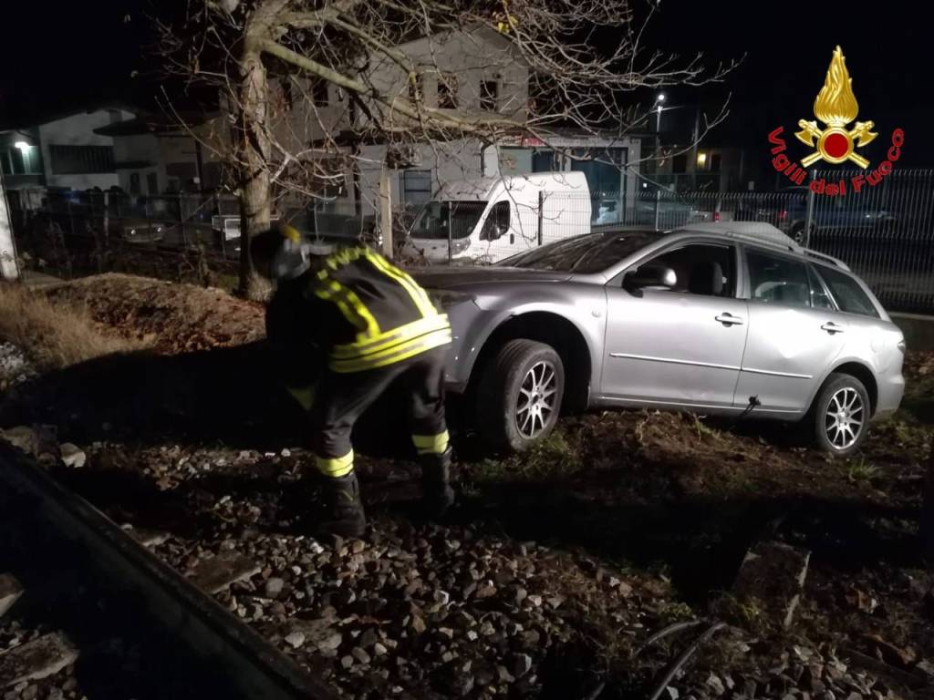 Leggiuno - Incidente  auto sulla ferrovia