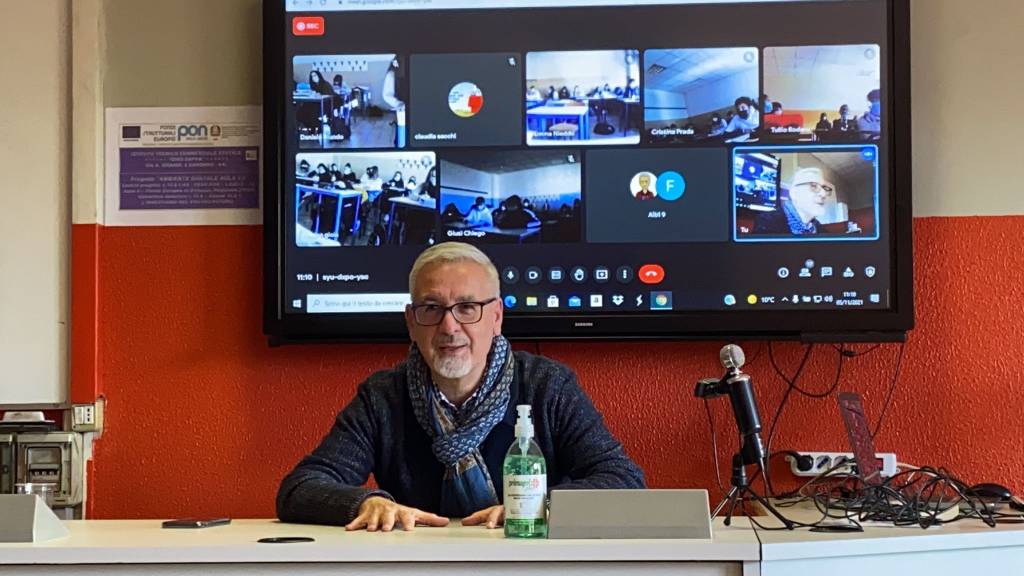 Lo scrittore Luigi Ballerini a colloquio con gli studenti dell'Istituto "Gino Zappa" di Saronno