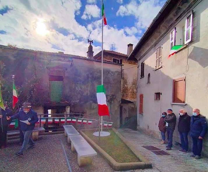 Maccagno - La piazzetta di Graglio intitolata al Milite ignoto (foto di Tina Montini)