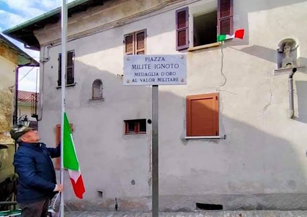 Maccagno - La piazzetta di Graglio intitolata al Milite ignoto (foto di Tina Montini)