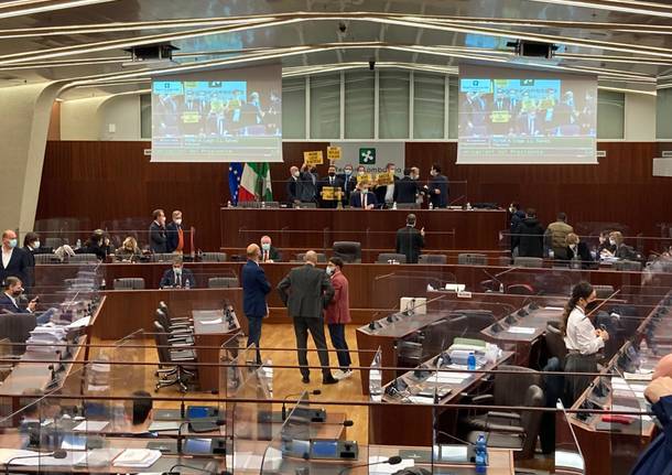 Movimento 5Stelle espulso dal consiglio regionale durante la votazione della riforma della sanità