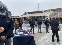 Polizia al mercato di Varese per sensibilizzare contro la violenza alle donne