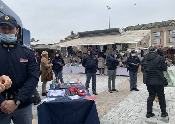 Polizia al mercato di Varese per sensibilizzare contro la violenza alle donne