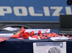 Polizia al mercato di Varese per sensibilizzare contro la violenza alle donne