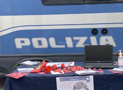 Polizia al mercato di Varese per sensibilizzare contro la violenza alle donne