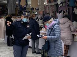 Polizia al mercato di Varese per sensibilizzare contro la violenza alle donne