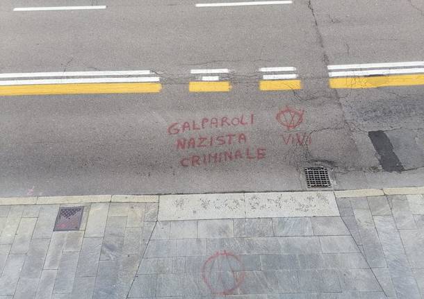 Piero Galparoli “Nazista e criminale”: scritte ingiuriose davanti al comune di Varese