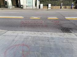 Scritte e volantini davanti a Palazzo Estense contro Piero Galparoli